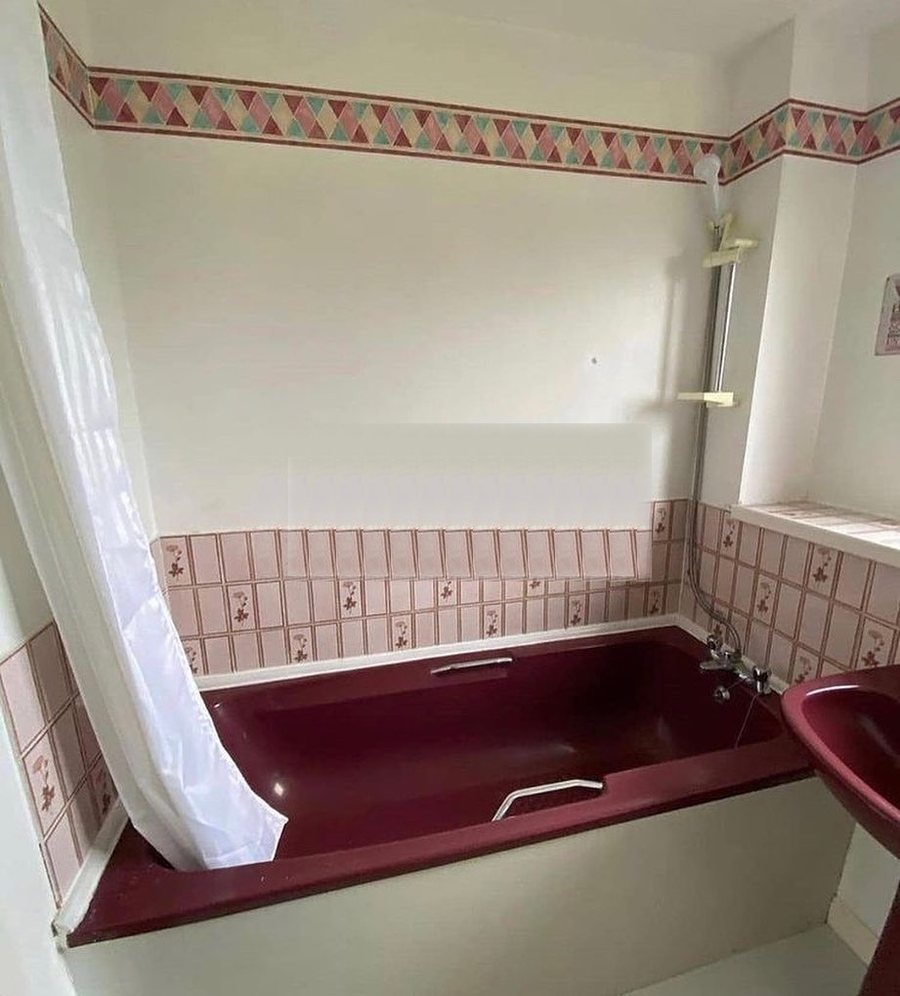 Bordo küvetli banyonun komple yenilenmesi — öncesi